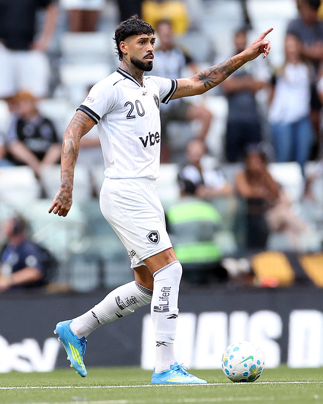 Alexander Barboza on the field for Botafogo, pointing during a match.