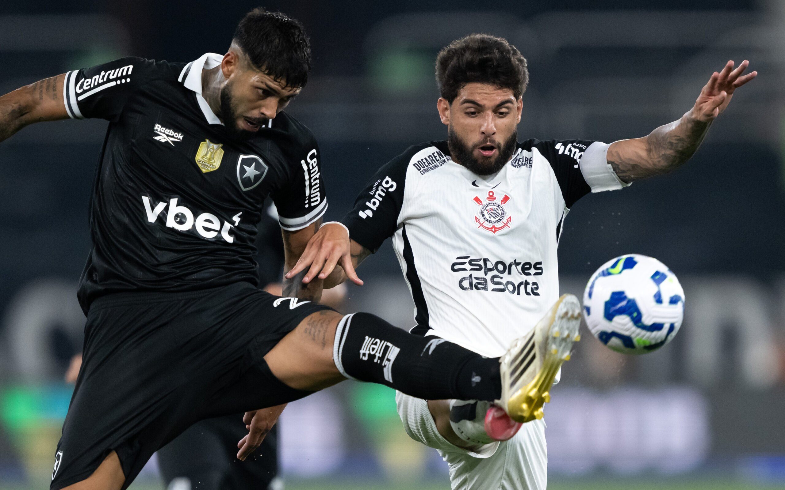 A Botafogo player challenges a Corinthians player for the ball during the match.