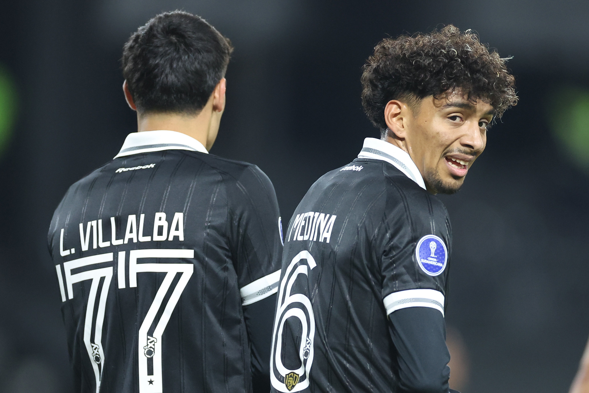 Lucas Villalba and Cristian Medina wearing Botafogo's black shirt in the Copa Sudamericana.